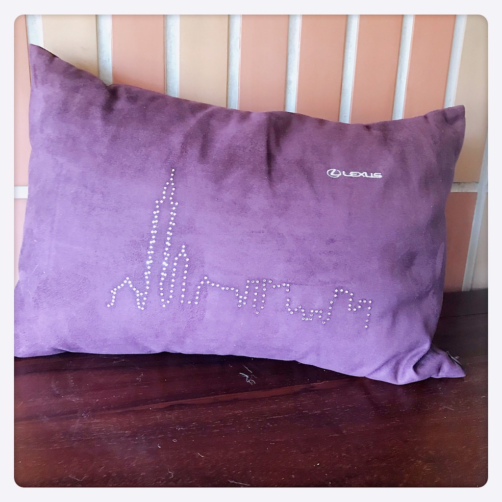 Lexus 凌志水晶抱枕施華洛世奇抱枕柔軟暗紫色绒布抱枕靠枕靠腰二個一組現貨 玩泥巴 蝦皮購物