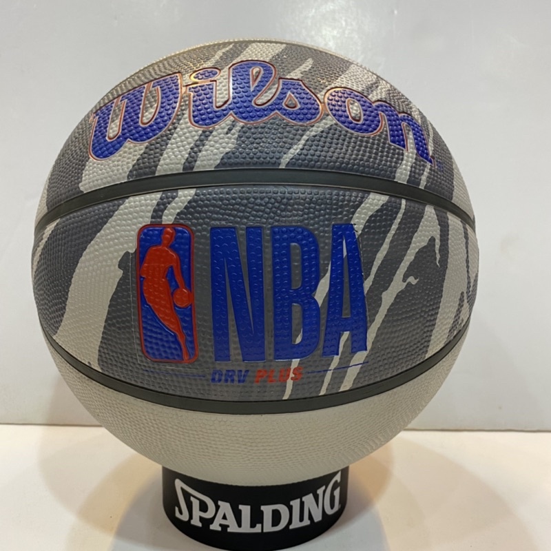 【WILSON】Wilson NBA DRV Plus 籃球 7號 耐磨 橡膠 室外 抓地力強 火紋灰