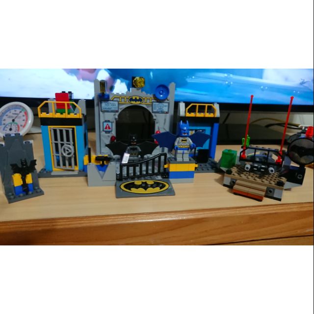 LEGO 10672 蝙蝠洞場景，附2隻蝙蝠俠及蝙蝠燈場景