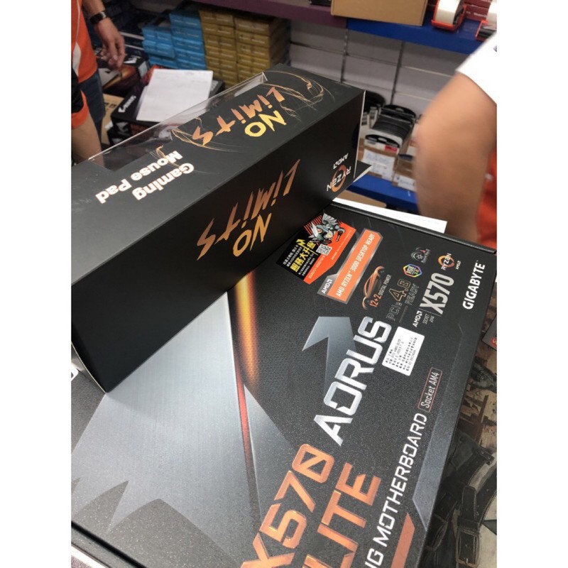 gigabyte x570 aorus  elite  無wifi版本 五年保固 只亮機測試即包裝 登錄送好禮