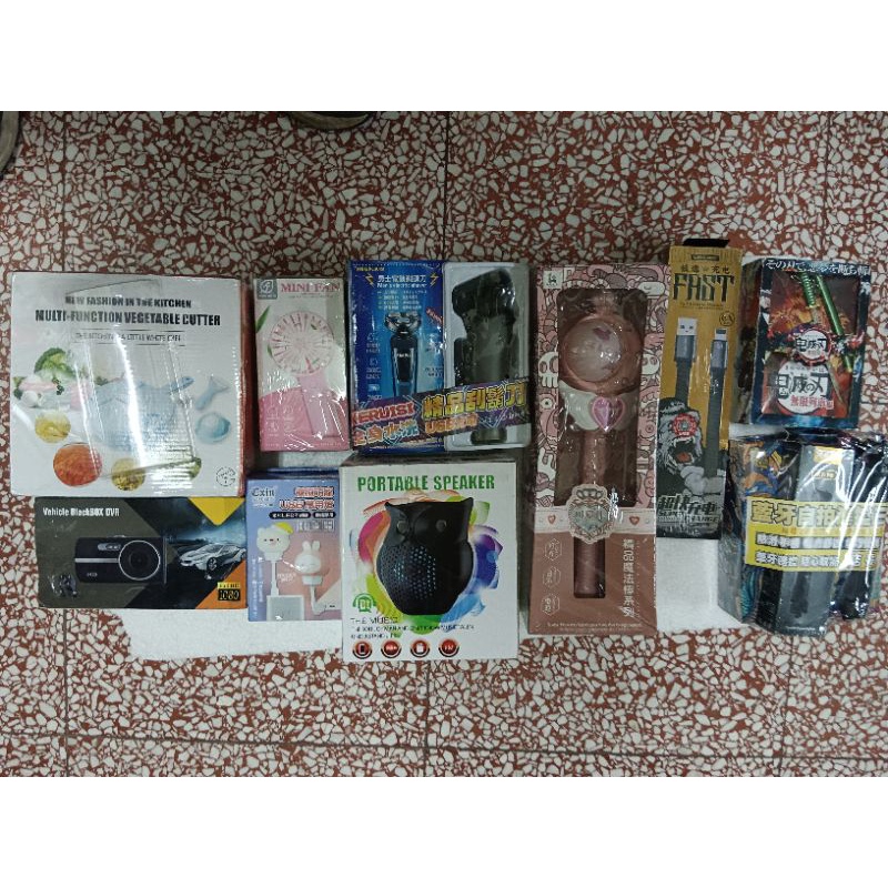 娃娃機公仔--蔬菜切割器、風扇、喇叭、行車記錄器、充電線、刮鬍刀、自拍器、美少女變身器，整圖賣。