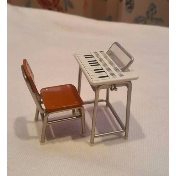 絕版學校扭蛋,音樂教室桌椅,有實印鋼琴鍵盤~無紙