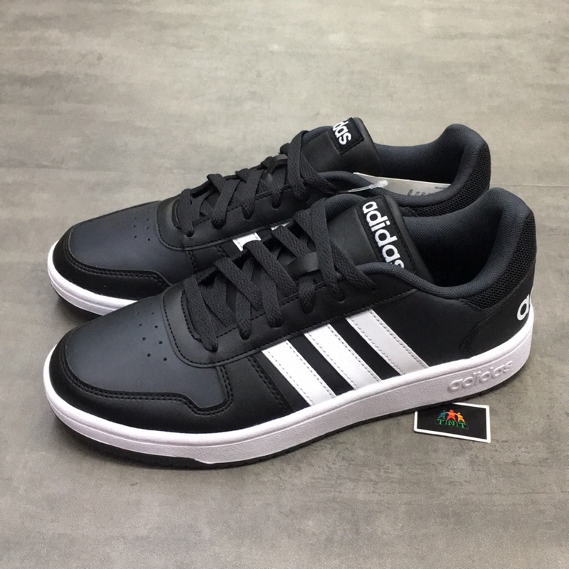 《TNT》ADIDAS HOOPS 2.0 男 皮革 字母 復古 三線 板鞋 休閒鞋 黑灰白 B44699