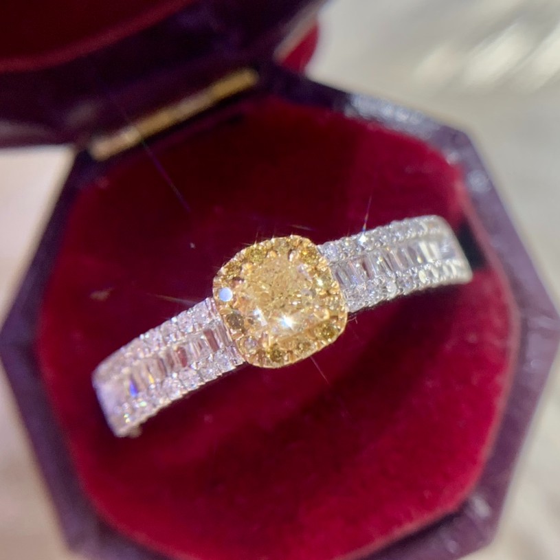 璽朵珠寶 [ 18K金 彩鑽 戒指 ] 黃鑽 黃彩鑽 微鑲工藝 潮流設計 鑽石權威 婚戒顧問 鑽石 婚戒第一品牌 GIA