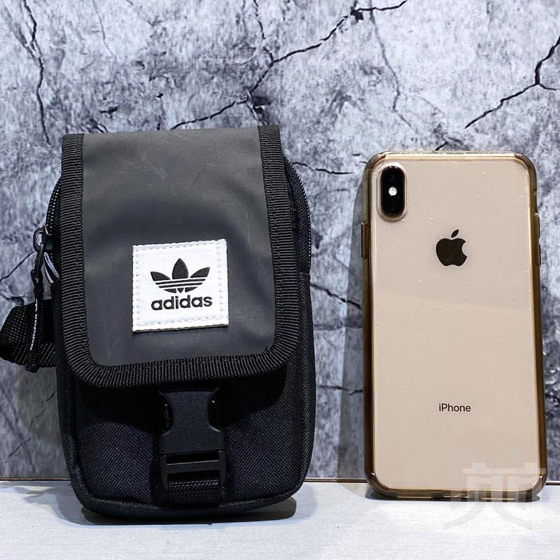 【免運正品實拍】Adidas愛迪達 IPHONE手機包 零錢包 三葉草側背包 黑色證件包 小腰包DU6795