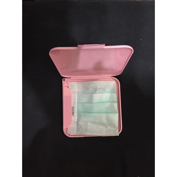 口罩收納盒-粉紅色（不含口罩）隨身攜帶 防塵口罩盒 規格：10.5*10.5公分 光鼎股東會紀念品