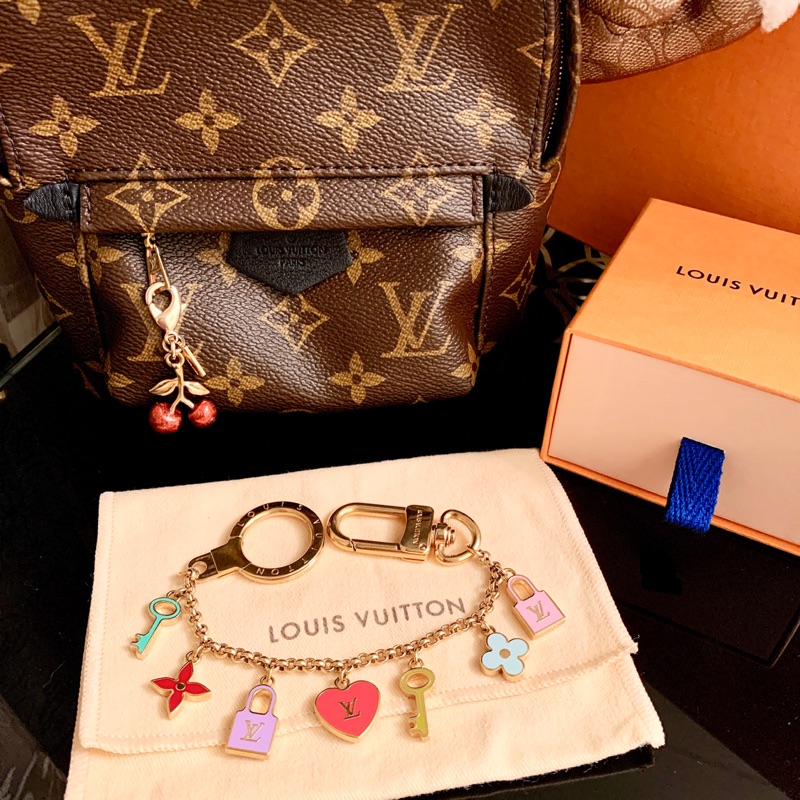 保留 專櫃精品名牌louis Vuitton Lv金色造型墜飾吊飾包包掛飾掛鏈手袋吊飾兼鑰匙扣繽紛馬卡龍色彩手鍊 蝦皮購物