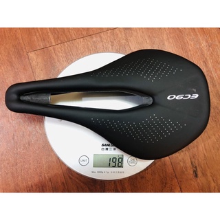 ec90 短鼻坐墊 210g|人體工學開孔|黑白紅三色|240*143mm和155mm|錳弓|適用於公路車與登山車適用