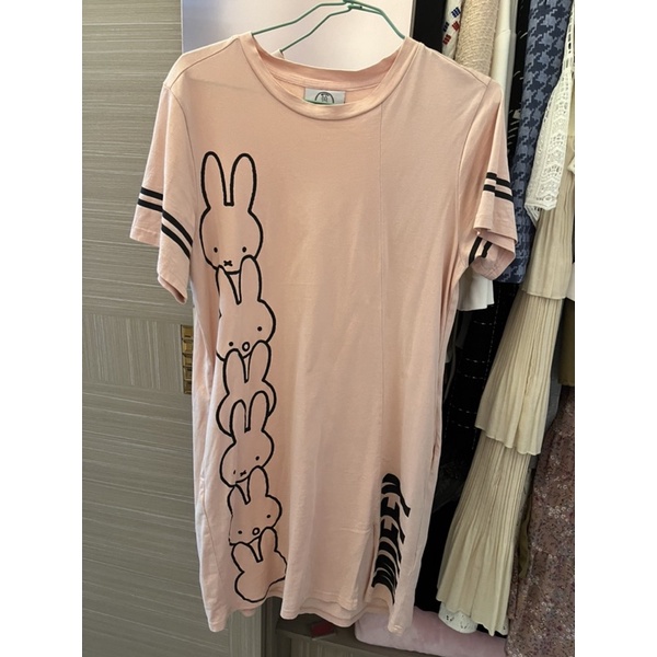 2%《miffy 》粉色開衩字母造型長版上衣T桖洋裝