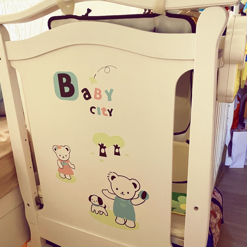 Baby city 嬰兒床 送床邊音樂鈴丶尿布墊、尿布收納袋