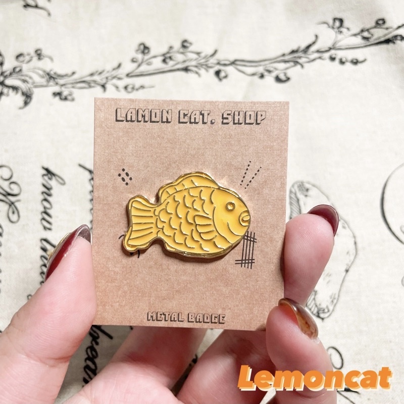 🍋L.C SHOP🐱現貨🎉  A-246 鯛魚燒金屬別針 鯛魚燒別針 鯛魚燒徽章 雕魚燒 金屬徽章 別針 送禮 交換禮物