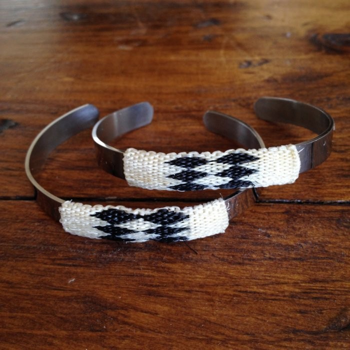 NYChic Horsehair Bracelet 白底黑菱格 美洲原住民手工編織 刺繡馬毛 不鏽鋼手環 Chamula