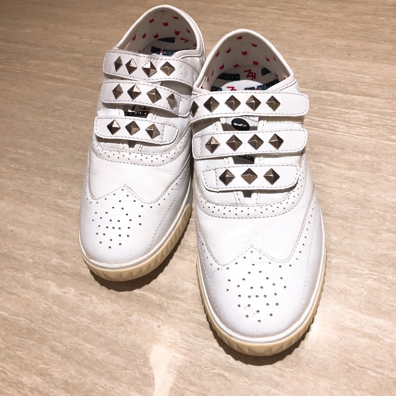 正品kruzin 時尚白球鞋 購於新光三越 只穿三次 8/40.5號 卯釘經典廣告主打款