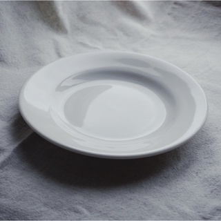 現貨 美國品牌Tuxton乳白色陶瓷寬邊圓盤