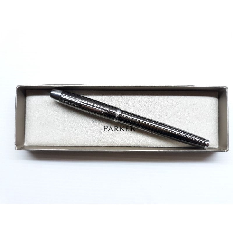 Parker 派克IM系列 鈦金格紋鋼珠筆，不含筆芯售899元。