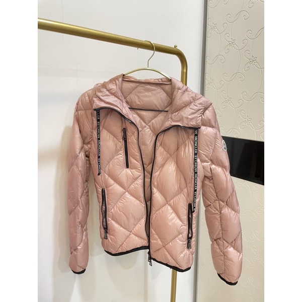 Moncler 粉色菱格紋羽絨外套