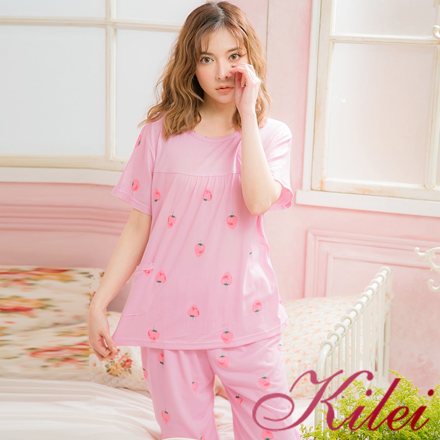 【Kilei】女生睡衣 睡衣套裝 居家服睡衣 草莓滿版插圖貼布牛奶絲短袖二件式睡衣組XA4038-01(俏麗粉紫)全尺碼
