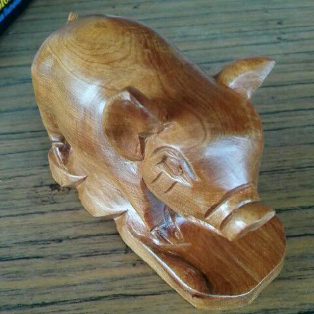 木雕刻豬 小。肖南木，手作