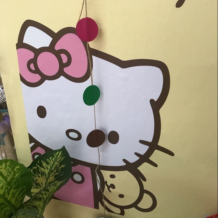 （滿299發貨）hello kitty小熊偷看墻貼紙女生臥室客廳背景墻面裝飾防水玻璃貼