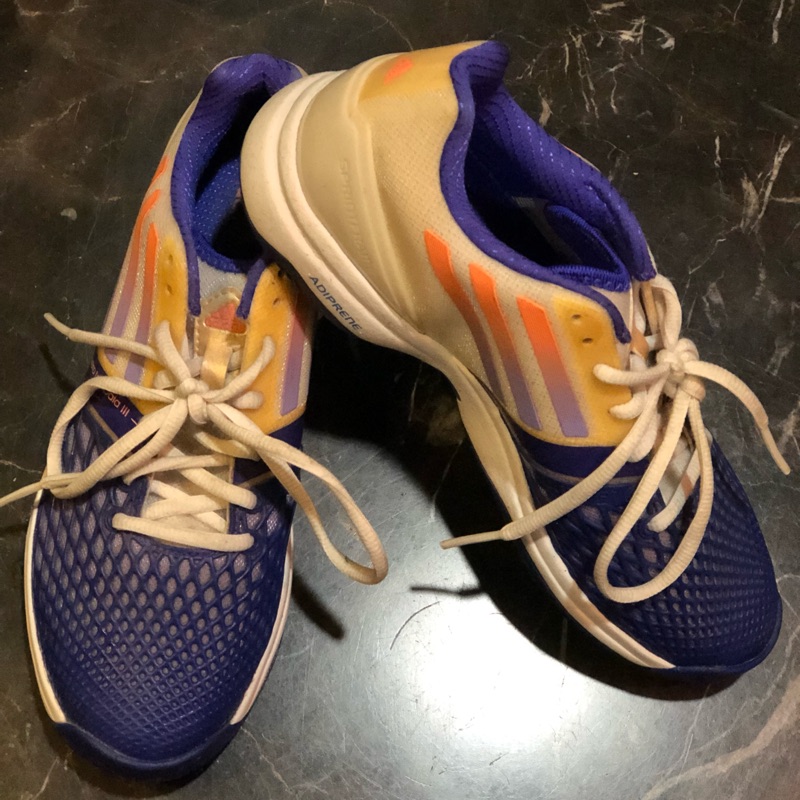 Adidas 23.5網球鞋。紫色網狀鞋頭搭配橘色、米白色條紋，運動也可以很時尚（9成新只有穿一次鞋底都沒有磨到）