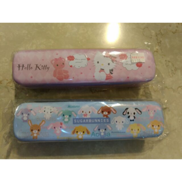 (買2送1)三麗鷗 雙層巴士鐵筆盒 鉛筆盒 Hello Kitty/甜點兔 Sanrio 線香盒 3D 磁鐵 馬克杯