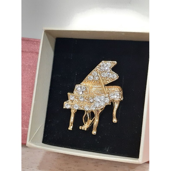 收藏品 水鑽鋼琴別針3*4公分 精緻樂器禮品飾品 教師節 情人節禮物 附精美小禮盒