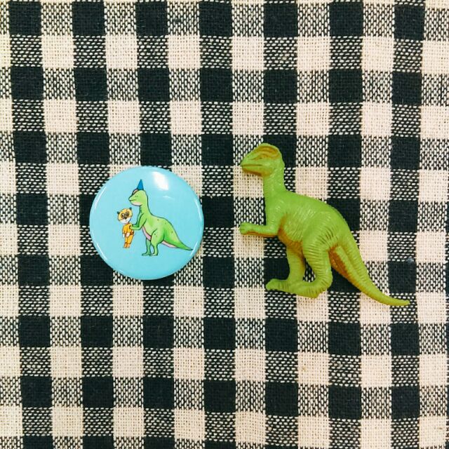 綠色恐龍綁架黃色超人別針