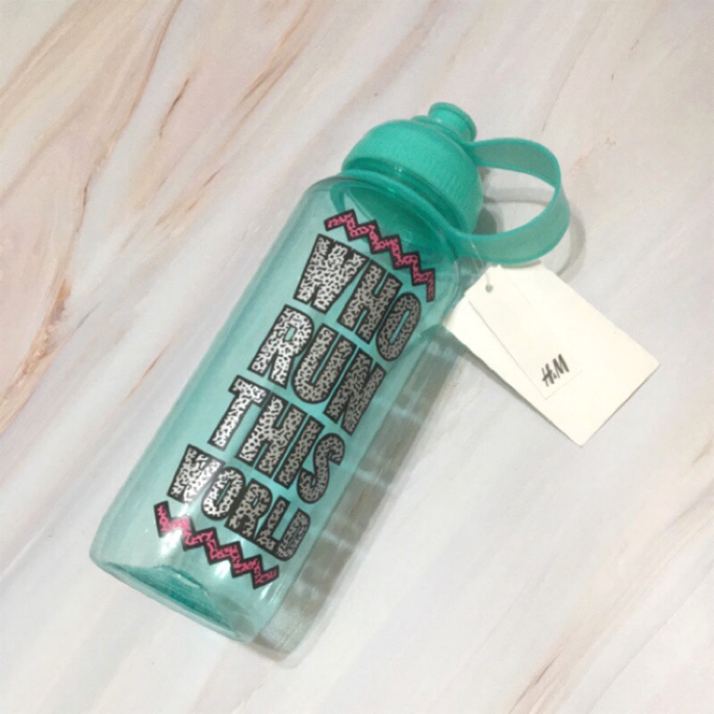 H M 湖水綠英文字印花水壺 蝦皮購物