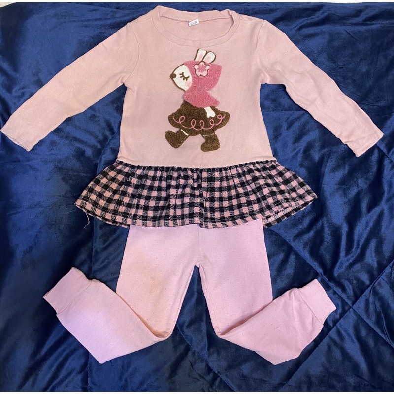 （整套）可愛粉紅兔女孩格子裙洋裝搭配粉紅色薄長褲，7號大小，適合100-110公分