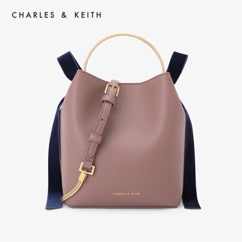 【CHARLES＆KEITH】紫粉色👜新加坡小CK 蝴蝶結金屬水桶包 鏈條百搭側背包 手提包CK2-10270335-1