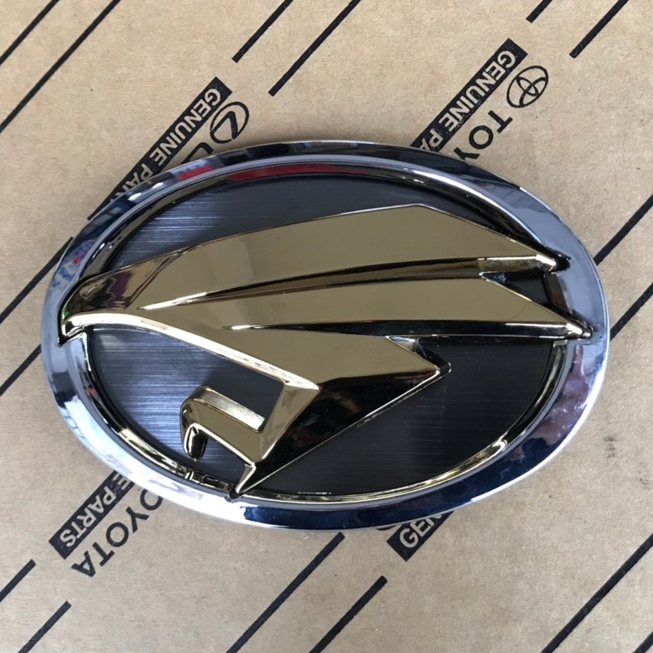 豐田阿昌 Toyota Camry 15 後箱蓋標誌改裝後蓋標誌mark 金老鷹銀框黏貼型 蝦皮購物