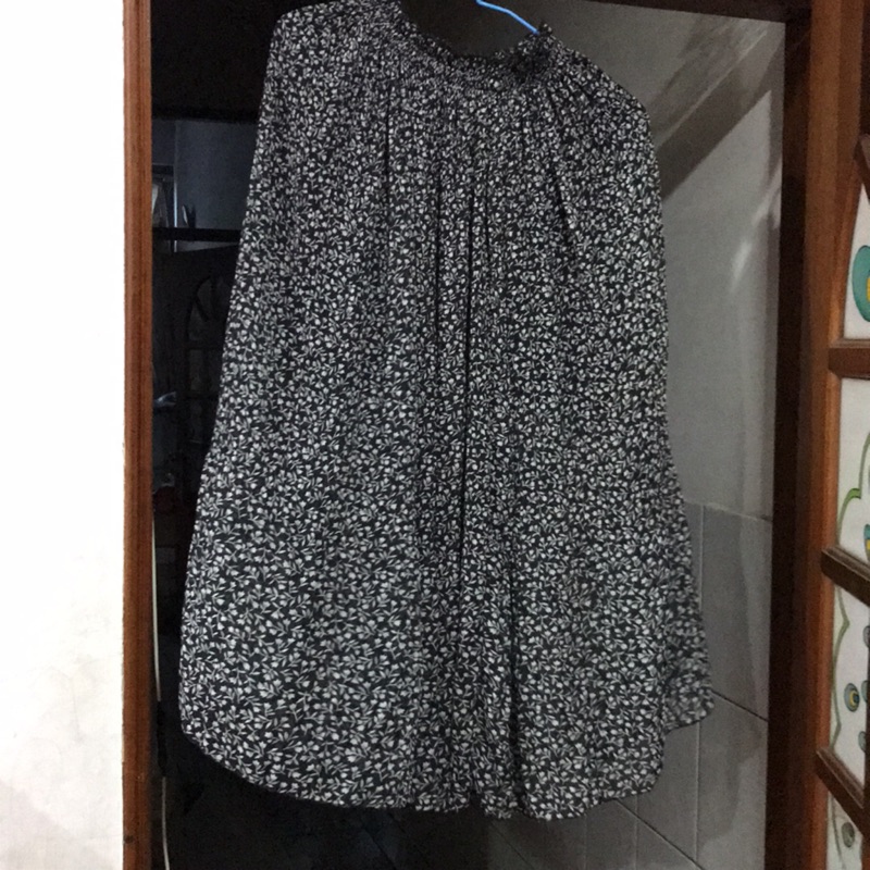 幾乎全新 Xl鬆緊超彈性仙女碎花半身長裙 蝦皮購物