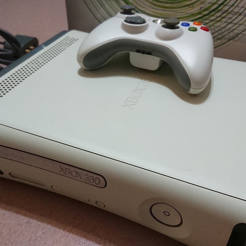 (二手) XBOX360厚機  / 60G硬碟 / 已改機 / 原廠無線搖桿X1 / 原廠遊戲X2