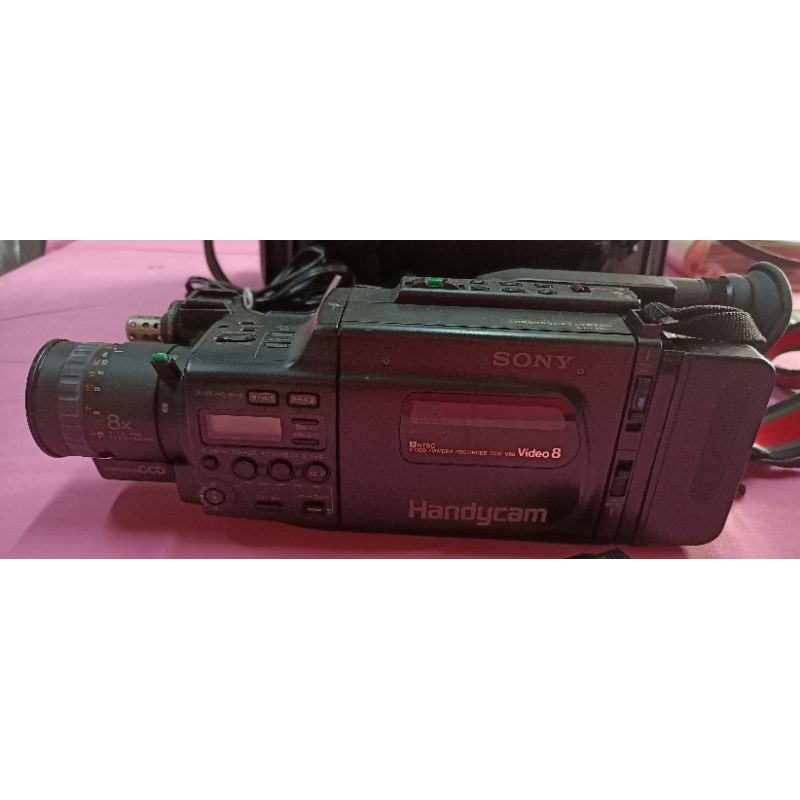 Sony CCD-V89早期V8攝影機+原廠背帶+2顆電池(不保證好壞)+原廠充電座 (當故障品隨便賣）