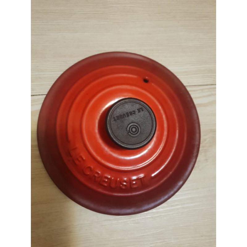 紅色琺瑯湯鍋蓋，厚重而質感佳經久耐用，扣合嚴密，金屬內裡搭配琺瑯塗層，色彩明亮繽紛，能快速均勻加熱，直徑17公分幾乎全新