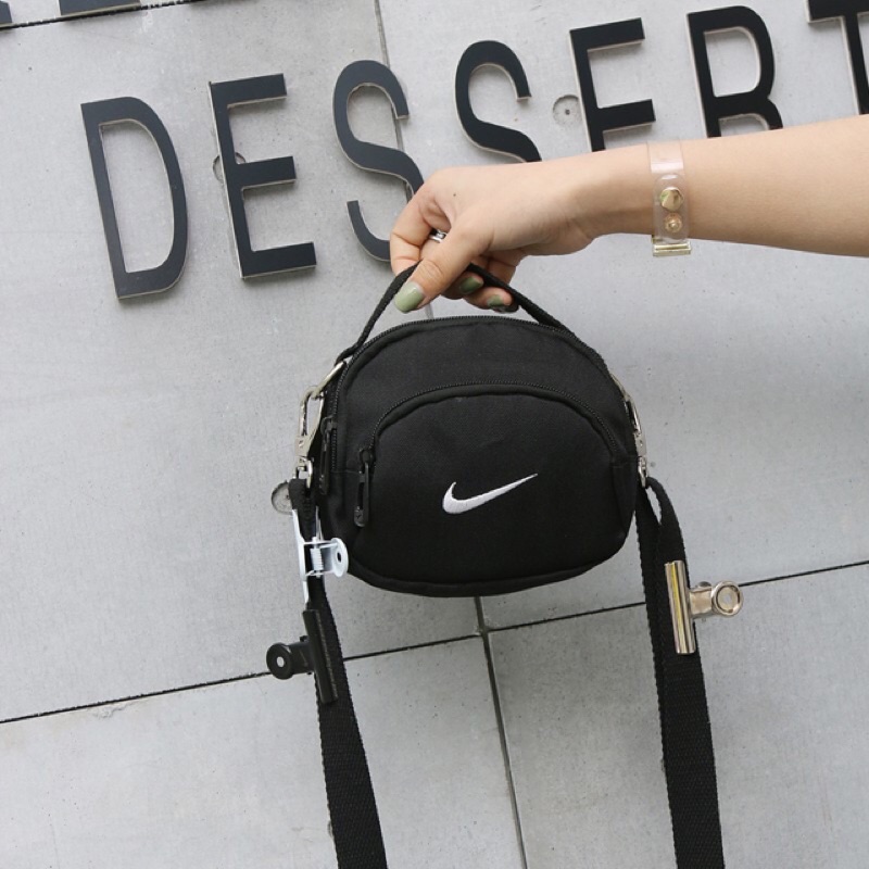 NIKE Swoosh Mini Bag 惡搞 NIKE 斜挎包 相機包 小包 單肩包 側背包 夹子包