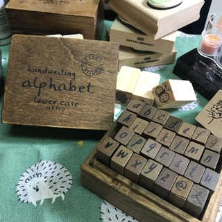 《尼蹦的二手小物》ANTIQUE 手寫英文字母木盒印章組(28枚)-小寫 + ＆