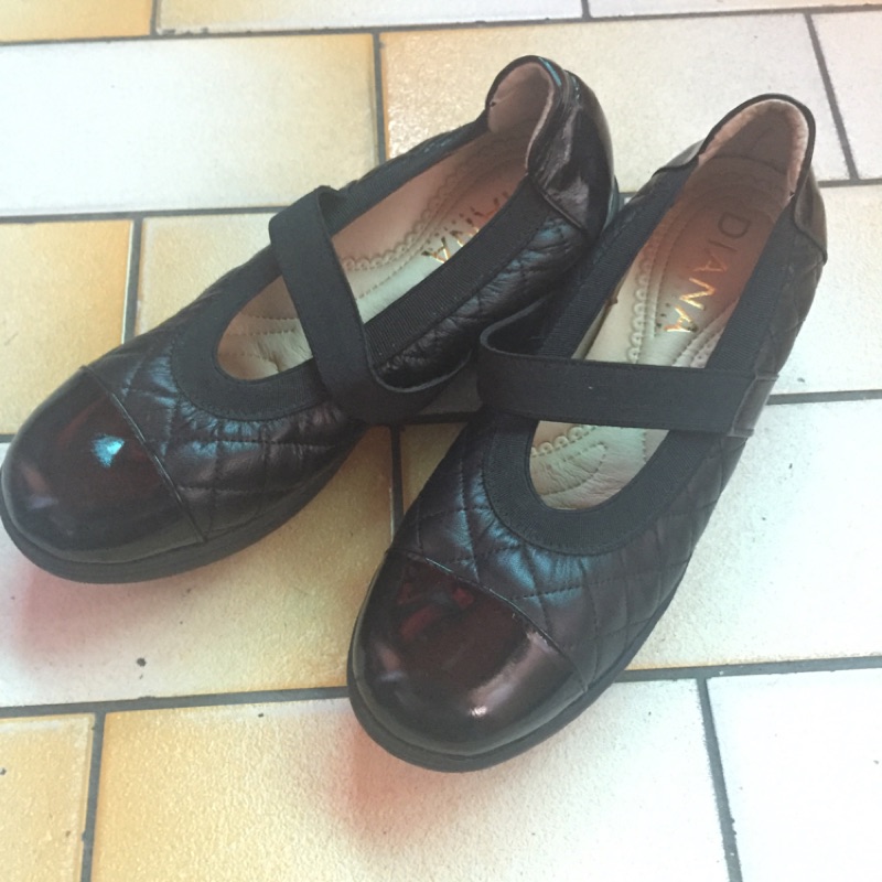 DIANA 黑色質感漆皮菱格紋繞帶真皮厚底鞋 /23.5