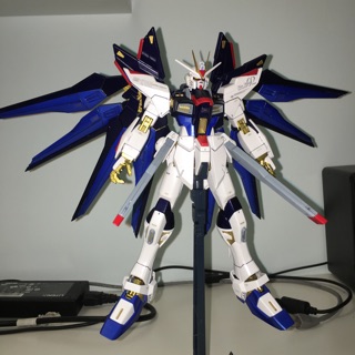 {鋼彈的屋-模型工作室} 萬代 MG 1/100 攻擊自由 豪華版 塗裝 完成品 (實品如圖) 鋼彈 模型 代工