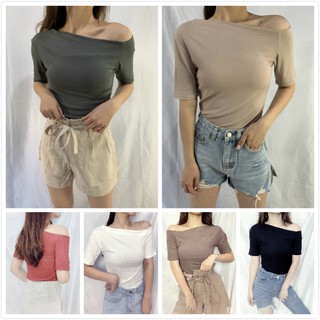 特價*短袖白現貨秒出售完不再♥️實拍【JinG】純色*顯胸斜肩薄素面上衣 一字領多穿法短袖上衣 薄長袖露肩素T