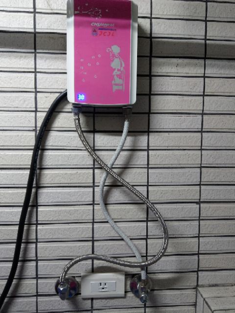 套房/小宅好物。津隆即熱式電熱水器，很省電，薄小超方便。冬天洗碗不再冷冰冰。