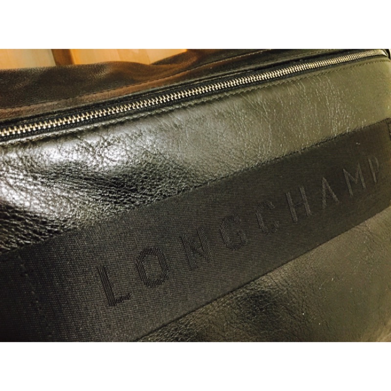 （大降價）日本帶回 保證真品 LONGCHAMP 黑色全皮革LOGO壓紋 斜背掀背書包