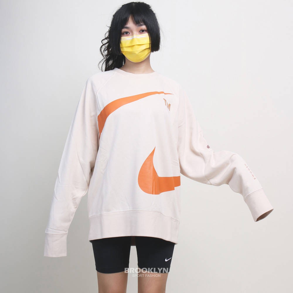 NIKE 長袖 大學T NSW SWOOSH 米白 橘雙勾 休閒 上衣 男 (布魯克林) DD6097-219