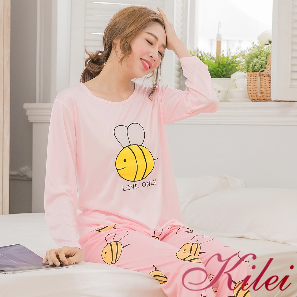 【Kilei】蜜蜂貼布牛奶絲長袖二件式睡衣組XA3049-01(絲柔粉)全尺碼