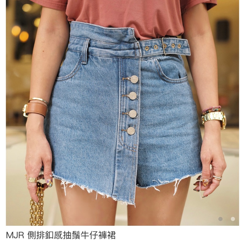 韓版設計一款排扣牛仔褲裙
