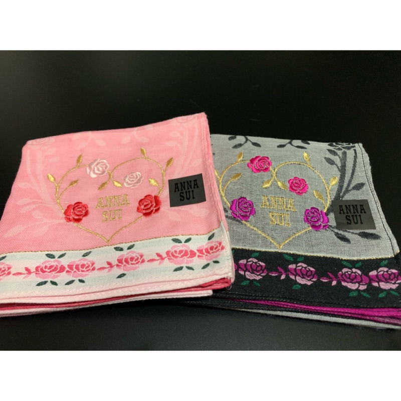 ╭☆°水水私貨舖☆°╮【ANNA SUI】全新真品 雙色薔薇刺繡系列 領巾 / 手帕~新品