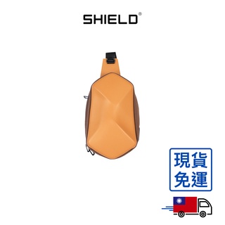 SHIELD 全境機能通勤斜肩包 防水硬殼 防盜包 內建充電孔 多層卡夾收納 沙漠黃