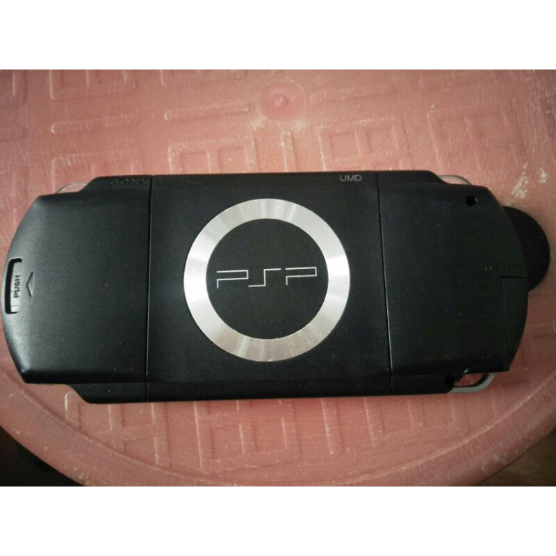 PSP 1007，附贈一片 NBA的遊戲光碟。無電池和充電器，背蓋壞掉蓋不太住