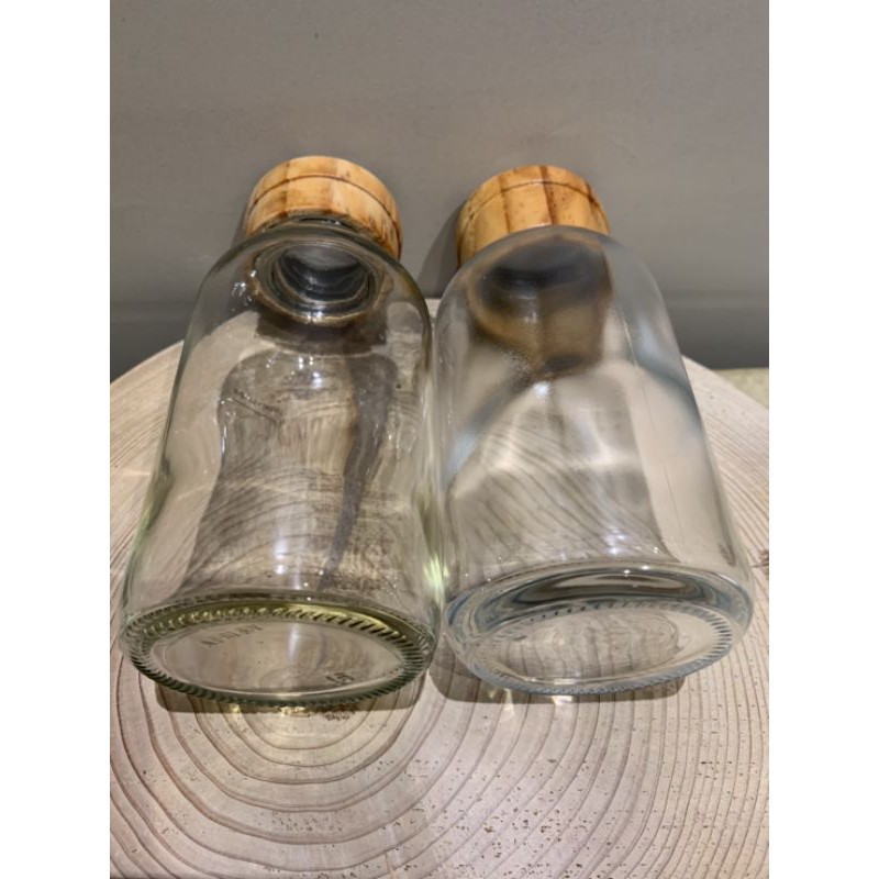 ［老東西］二手玻璃瓶含黑色塑膠瓶蓋及木質外蓋帽，形制漂亮可當擴香瓶或花瓶，兩個一組。瓶高約15.5公分瓶底直徑6.5公分