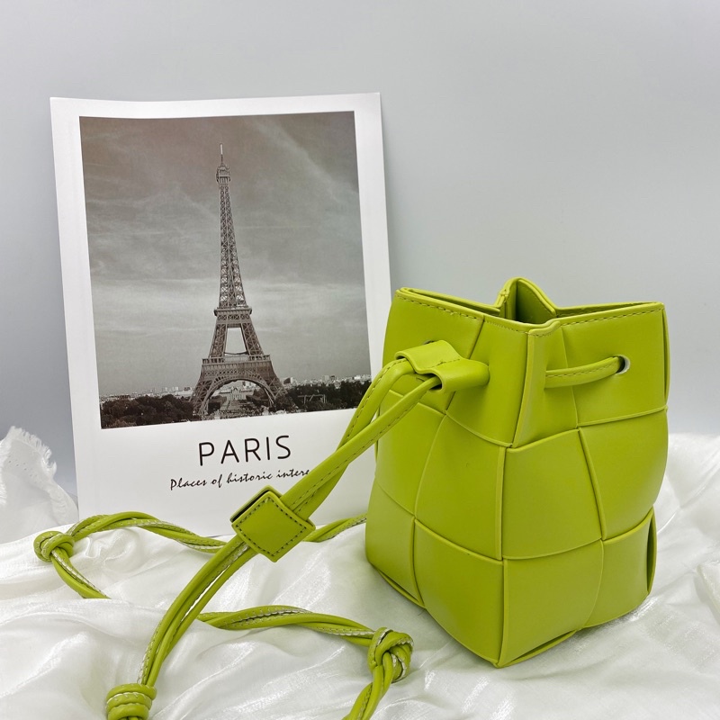 「 𝘢𝘧𝘵𝘦𝘳𝘨𝘭𝘰𝘸_𝘵𝘸 」 綠油油的mini編織水桶包 枕頭包 豆腐包  側背包 包包 肩背包 BV風 夏日